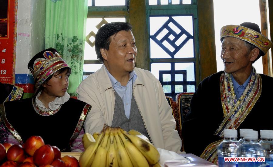 بكين 25 ديسمبر 2012 /في الصورة الملتقطة يوم 17 يوليو 2010، ليو يون شان يتحدث إلى أسرة من قومية التبت في محافظة لينتشي في منطقة التبت ذاتية الحكم لقومية التبت.