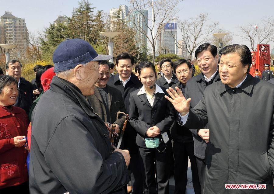بكين 25 ديسمبر 2012 /في الصورة الملتقطة يوم 25 مارس 2009، ليو يون شان يتحدث إلى أهالى مدينة ويفانغ في مقاطعة شاندونغ بشرق الصين.