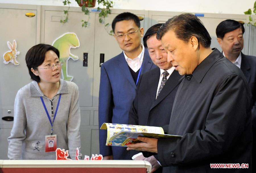 بكين 25 ديسمبر 2012 /في الصورة الملتقطة يوم 22 مارس 2009، ليو يون شان يتفقد وضع شركات الطباعة والنشر في مقاطعة شاندونغ بشرق الصين.