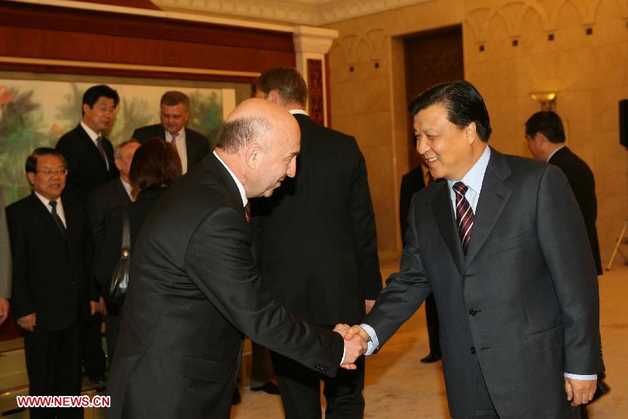 بكين 25 ديسمبر 2012/في الصورة الملتقطة يوم 11 مايو 2006، ليو يون شان يلتقي بوفد مديري وسائل الإعلام الروسية الرئيسية في بكين.