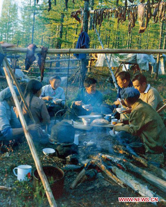 بكين 25 ديسمبر 2012 /في الصورة الملتقطة في عام 1981، ليو يون شان (في الوسط)، بصفته صحفي لوكالة أنباء شينخوا انذاك، يتحدث مع أهالي قومية اوينكى بمنطقة منغوليا الداخلية ذاتية الحكم بشمال الصين.