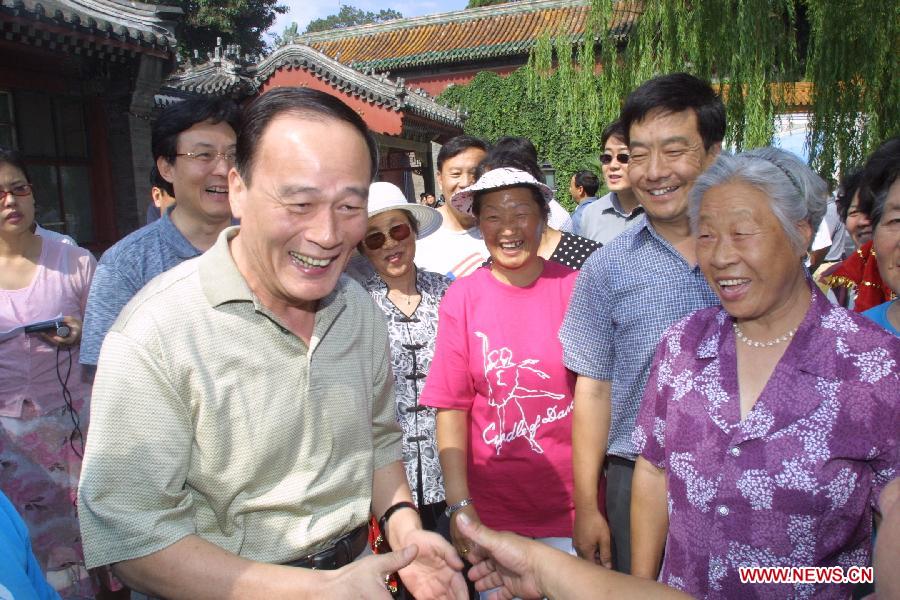 بكين 25 ديسمبر 2012 / في الصورة الملتقطة يوم 28 يونيو 2003، وانغ تشي شان يقضي عطلة نهاية الأسبوع مع أهالي بكين في حديقة بيهاى اثناء اعمال مكافحة تفشى داء الالتهاب الرئوي اللانمطي الحاد (سارس).