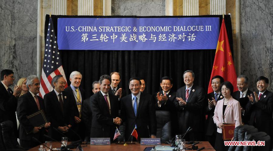 بكين 25 ديسمبر 2012/في الصورة الملتقطة يوم 10 مايو عام 2011، وانغ تشي شان (وسط) أثناء مراسم توقيع على اتفاقيات على هامش الدورة الثالثة للحوار الاقتصادي الاستراتيجي الأمريكي - الصيني.