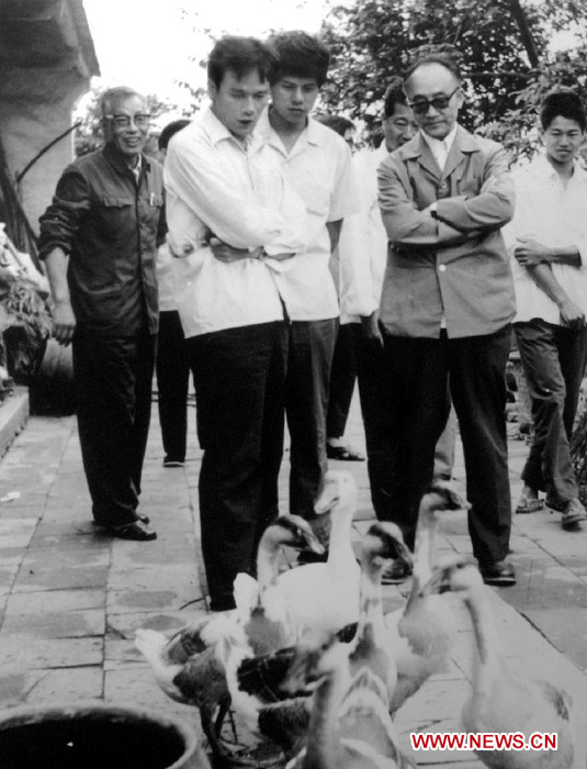 كين 25 ديسمبر 2012 / في الصورة الملتقطة في مايو 1982، وانغ تشي شان (الثاني إلى اليسار) مع مسؤول بالمكتب المركزي للدراسات الزراعية في مقاطعة فوجيان بجنوب شرق الصين اثناء تحقيق في قضية زراعية.
