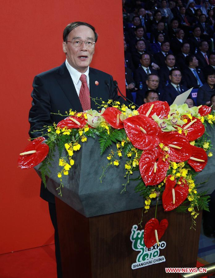 بكين 25 ديسمبر 2012/ في الصورة الملتقطة يوم 31 أكتوبر عام 2010، وانغ تشي شان يلقي خطابا في اختتام معرض شانغهاي العالمي.