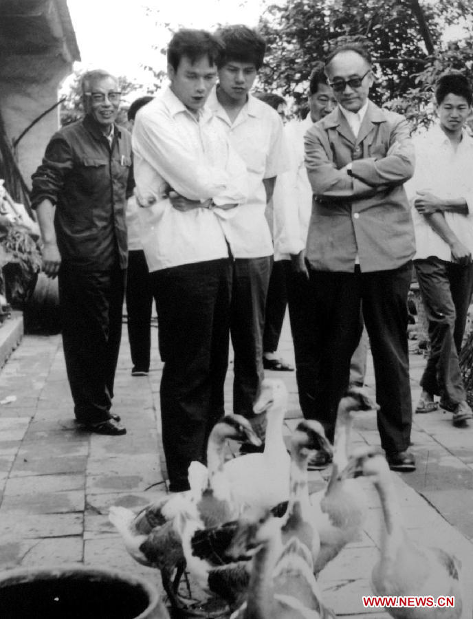 بكين 25 ديسمبر 2012 /في الصورة الملتقطة في مايو 1982، وانغ تشي شان (الثاني إلى اليسار) مع مسؤول بالمكتب المركزي للدراسات الزراعية في مقاطعة فوجيان بجنوب شرق الصين اثناء تحقيق في قضية زراعية.