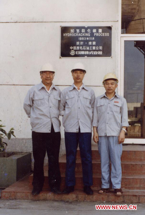 بكين 25 ديسمبر 2012 /في الصورة الملتقطة يوم 9 مارس 1984، تشانغ قاو لي (وسط) في شركة ماومينغ للنفط في مقاطعة قوانغدونغ بجنوب الصين.
