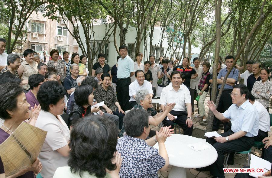 بكين 25 ديسمبر 2012 / في الصورة الملتقطة يوم 26 يونيو 2008، تشانغ قاو لي (الأول إلى اليمين ) يتحدث إلى مواطنين من بلدية تيانجين.
