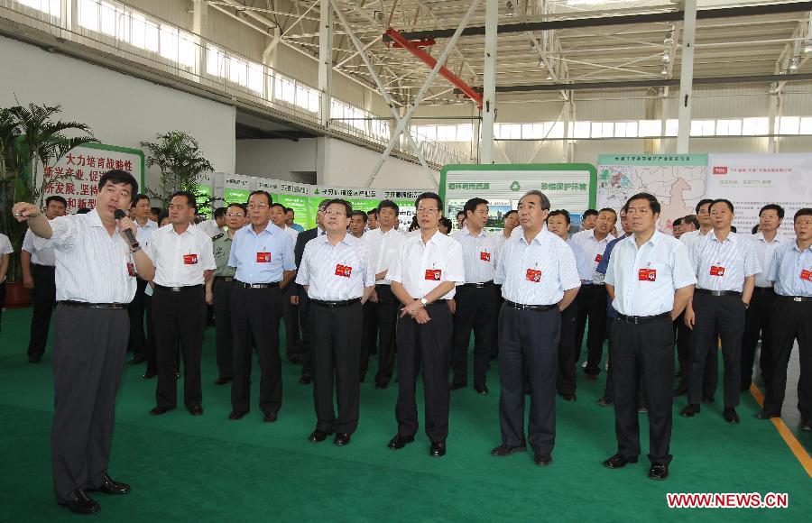بكين 25 ديسمبر 2012 / في الصورة الملتقطة يوم 26 أغسطس عام 2010، تشانغ قاو لي (الثالث الى اليمين فى الصف الاول) يتفقد مشروع اعادة تدوير الأجهزة الإلكترونية المستعملة في بلدية تيانجين. 