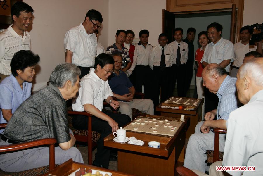 بكين 25 ديسمبر 2012/ في الصورة الملتقطة يوم 5 أغسطس 2008، تشانغ قاو لي يلعب الشطرنج الصيني مع مسؤولين متقاعدين في بلدية تيانجين.