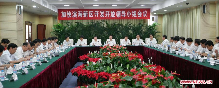 بكين 25 ديسمبر 2012 /في الصورة الملتقطة يوم 3 يوليو 2007، تشانغ قاو لي يرأس الجلسة الأولى لفريق قيادة تنمية منطقة بينهاى الجديدة في بلدية تيانجين.