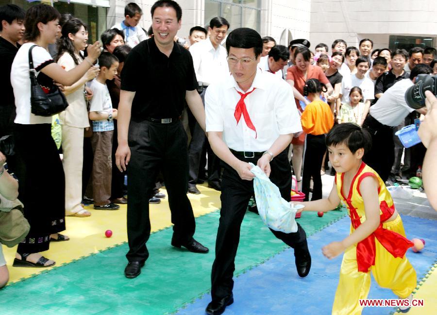 بكين 25 ديسمبر 2012 / في الصورة الملتقطة أول يونيو 2005، تشانغ قاو لي يزور الأطفال في مدينة جينان بمقاطعة شاندونغ بشرق الصين بمناسبة اليوم العالمي للطفل.
