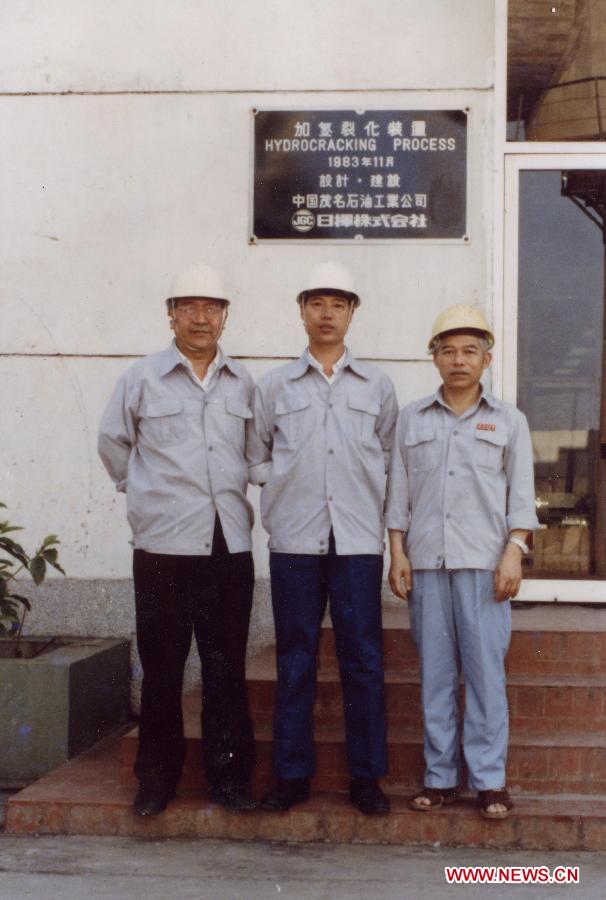 بكين 25 ديسمبر 2012 / في الصورة الملتقطة يوم 9 مارس 1984، تشانغ قاو لي (وسط) في شركة ماومينغ للنفط في مقاطعة قوانغدونغ بجنوب الصين.