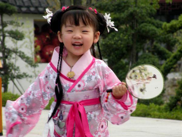 طفلة صينية تسحر الأنظار بأزياء قومية هان التقليدية 