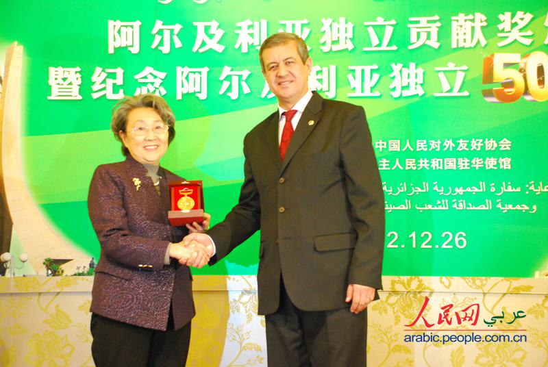 السفير الجزائري لدى بكين يكرم السيدة تشو بينغ ده نيابة عن رئيس الوزراء الصيني الراحل تشو ان لاى.