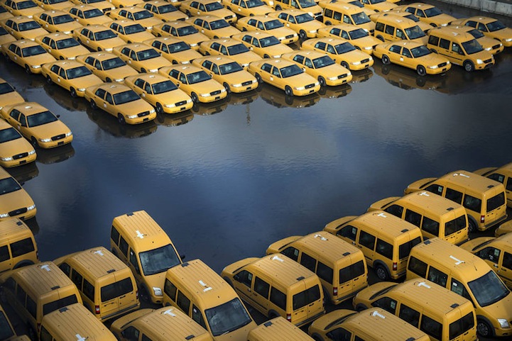 فيضانات إعصار ساندي تجتاح موقف سيارات أجرة في ولاية نيو جيرسي الأمريكية