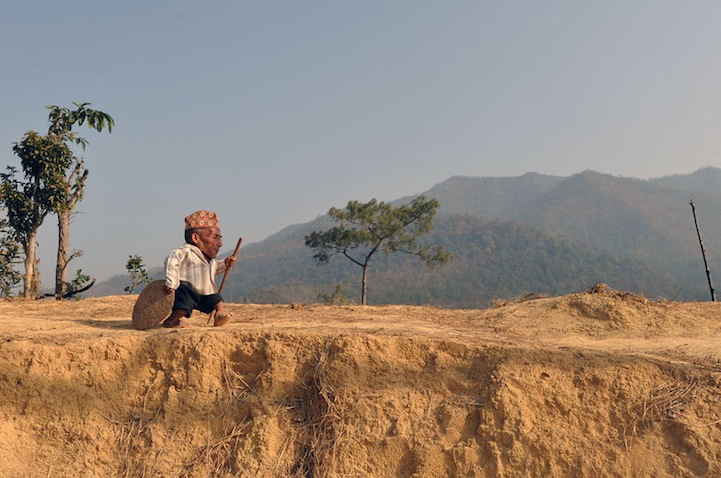 أقصر رجل بالعالم شاندرا بهادور دانغجي (72 سنة) في نيبال وطول قامته 56 سنتمترا