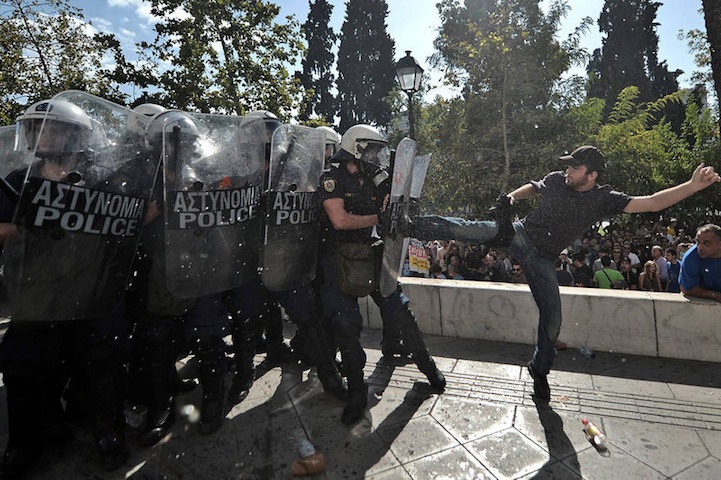 مواجهات عنيفة بين متظاهرين وأفراد شرطة مكافحة الشغب في أثينا باليونان في 18 أكتوبر 2012، وكانت غرفة التجارة اليونانية قد دعت لإضراب عام ليوم كامل احتجاجا على تدابير التقشف