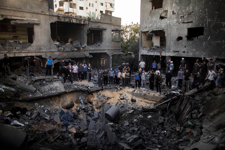مشهد من قطاع غزة بفلسطين بعد سلسلة من الغارات الجوية الإسرائيلية التي خلفت دمارا كبيرا في المباني والطرقات في 18 نوفمبر 2012