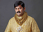 رجل هندي يصنع قميصا ذهبيا ب140 ألف يوان 
