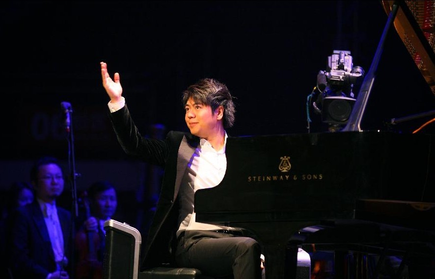 عازف البيانو الصيني لانغ لانغ يقيم حفلا موسيقيا عام 2013 في نانجينغ