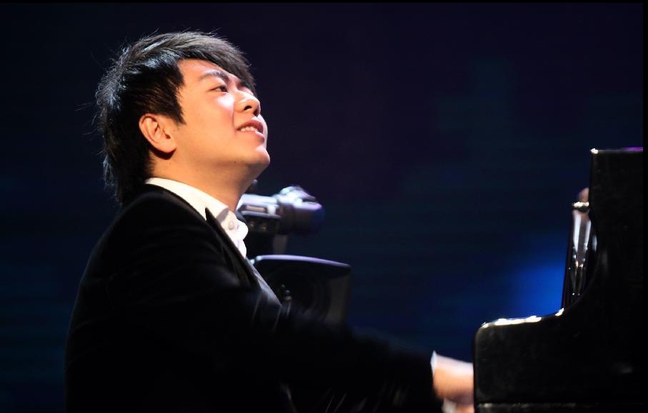 عازف البيانو الصيني لانغ لانغ يقيم حفلا موسيقيا عام 2013 في نانجينغ