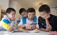 أب خريج جامعة بكين يجرب المدرسة العائلية