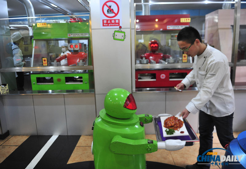  20 روبوت يفتتحون مطعما في هاربين الصينية (3)