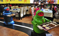 20 روبوت يفتتحون مطعما في هاربين الصينية