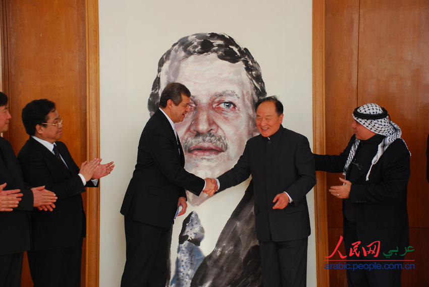 سفير الجزائر لدى بكين يقيم حفل تسليم لوحة بصورة الرئيس الجزائري عبد العزيز بوتفليقة  (3)