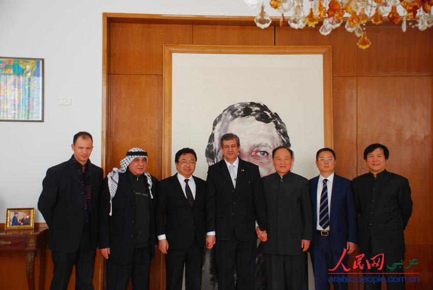 سفير الجزائر لدى بكين يقيم حفل تسليم لوحة بصورة الرئيس الجزائري عبد العزيز بوتفليقة  (4)
