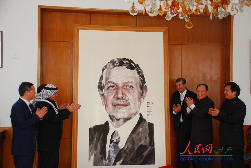 سفير الجزائر لدى بكين يقيم حفل تسليم لوحة بصورة الرئيس الجزائري عبد العزيز بوتفليقة  (2)