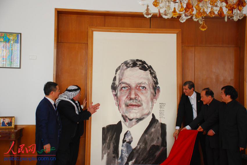 سفير الجزائر لدى بكين يقيم حفل تسليم لوحة بصورة الرئيس الجزائري عبد العزيز بوتفليقة 