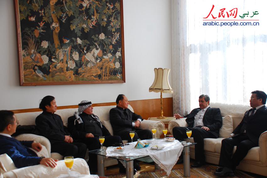 سفير الجزائر لدى بكين يقيم حفل تسليم لوحة بصورة الرئيس الجزائري عبد العزيز بوتفليقة  (5)