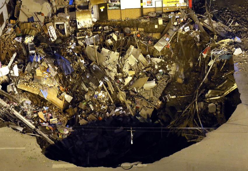 قوانغتشو: حدوث إنهيار ضخم  فى موقع بناء مترو الانفاق 