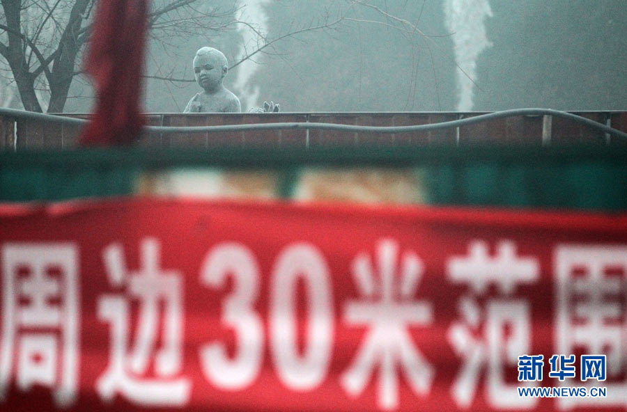 صور:ارتداء سكان بكين الكمامات للوقاية من الضباب الدخاني  (16)