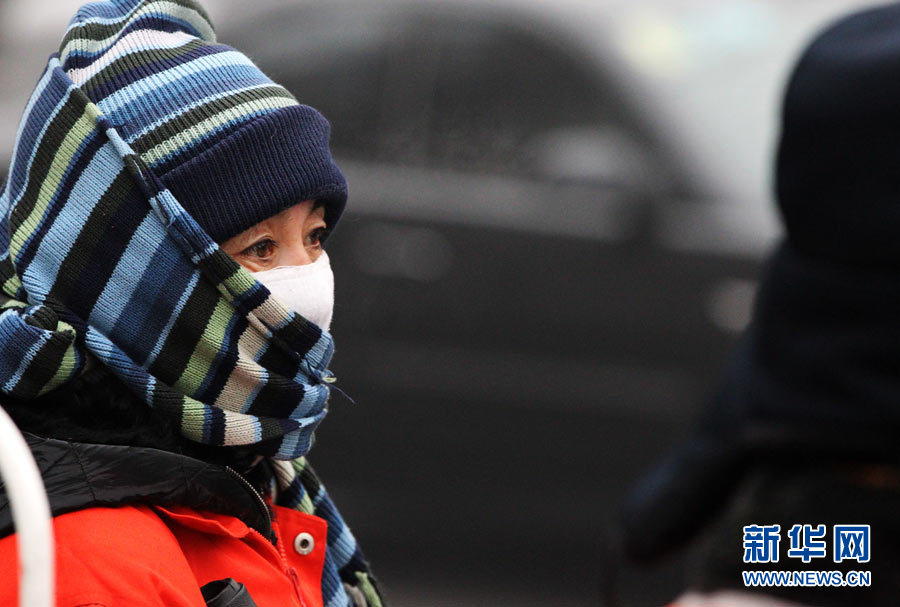 صور:ارتداء سكان بكين الكمامات للوقاية من الضباب الدخاني  (4)