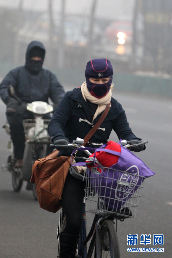 صور:ارتداء سكان بكين الكمامات للوقاية من الضباب الدخاني 