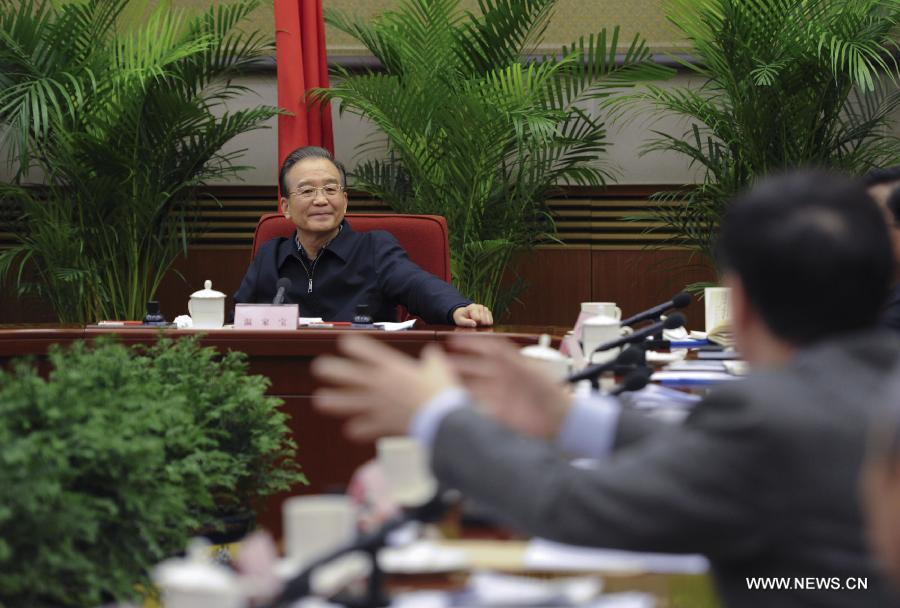 رئيس مجلس الدولة الصينى يؤكد على تحسين حياة أفراد الشعب  (3)