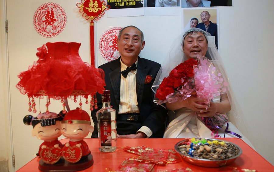 مسنان صينيان مثليا الجنس يتزوجان ببكين (6)