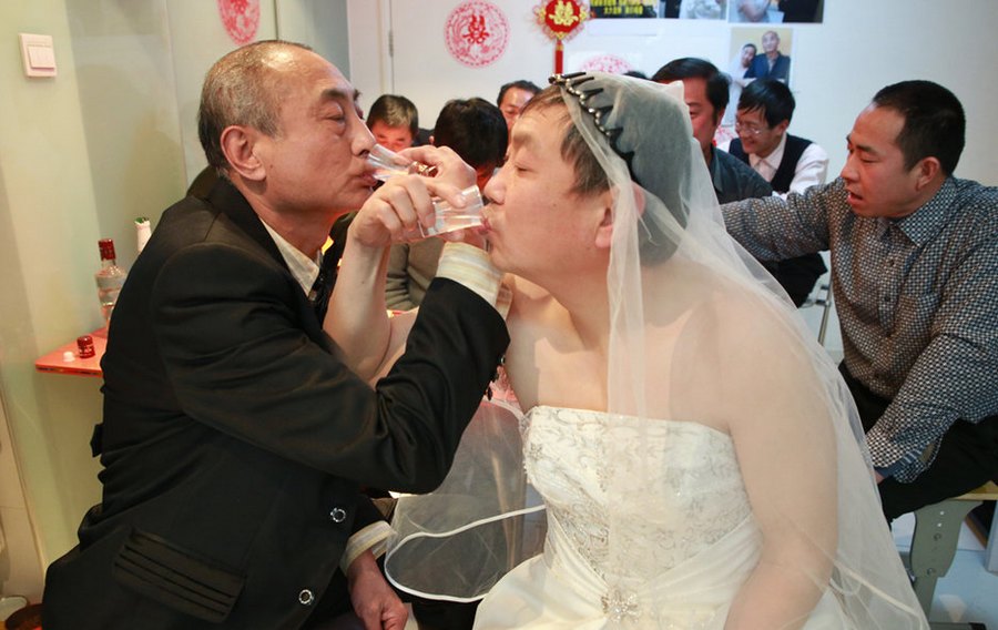 مسنان صينيان مثليا الجنس يتزوجان ببكين (2)