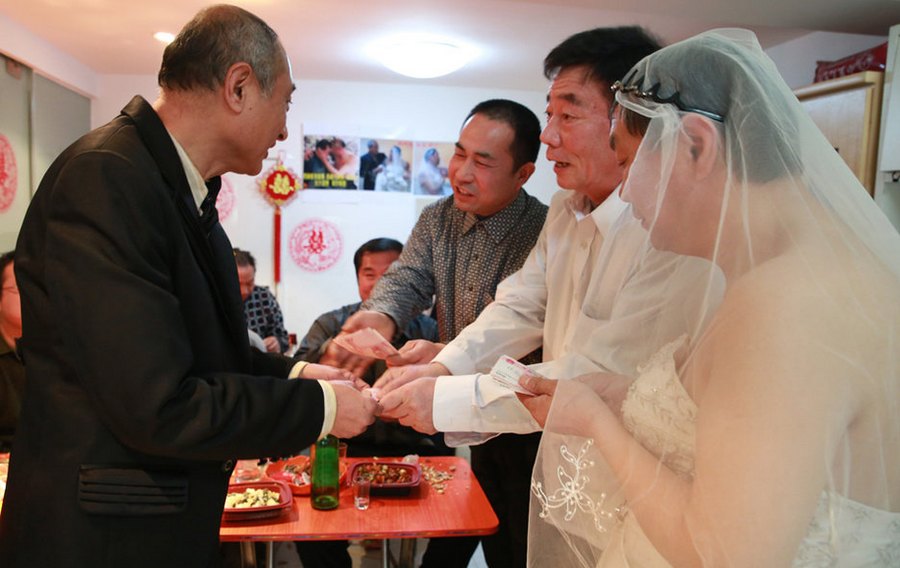 مسنان صينيان مثليا الجنس يتزوجان ببكين (5)