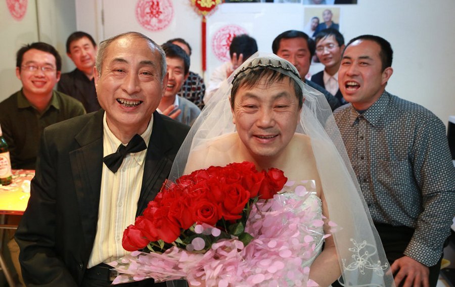مسنان صينيان مثليا الجنس يتزوجان ببكين