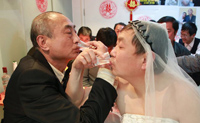 مسنان صينيان مثليا الجنس يتزوجان ببكين