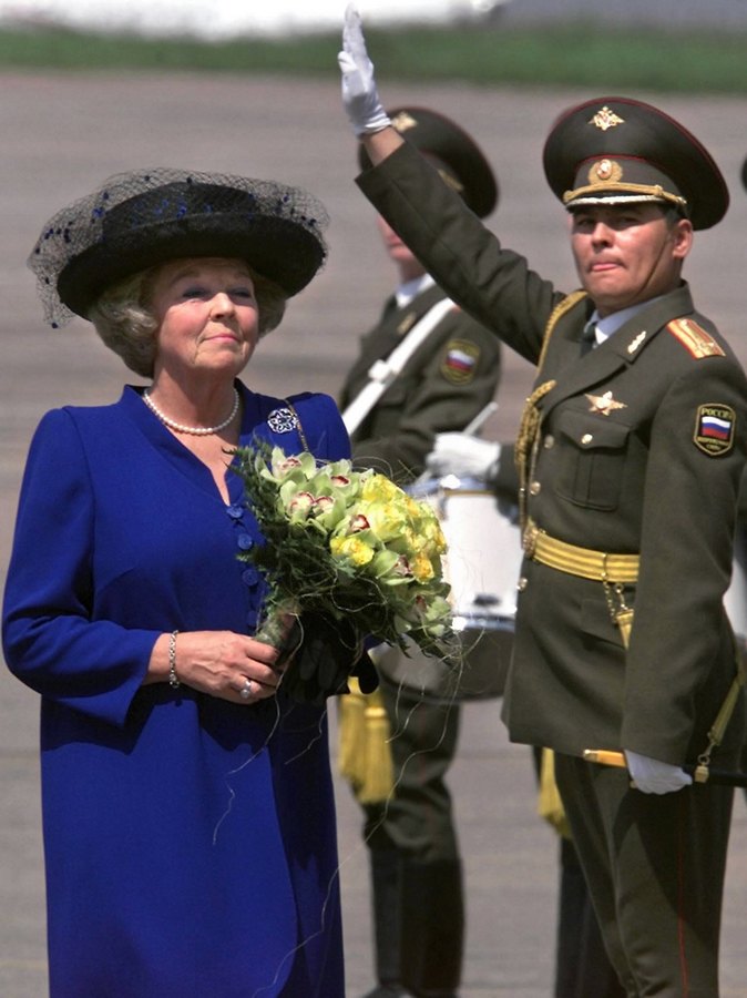 ملكة هولندا تتنازل عن العرش لنجلها (11)