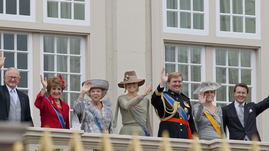 ملكة هولندا تتنازل عن العرش لنجلها (7)