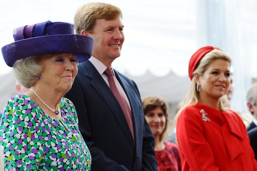 ملكة هولندا تتنازل عن العرش لنجلها (4)
