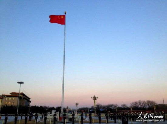 استقبال سكان بكين يوما صافيا "نادرا" بعد  الضباب الدخاني الذي خيم على المدينة لأيام متتالية  (9)