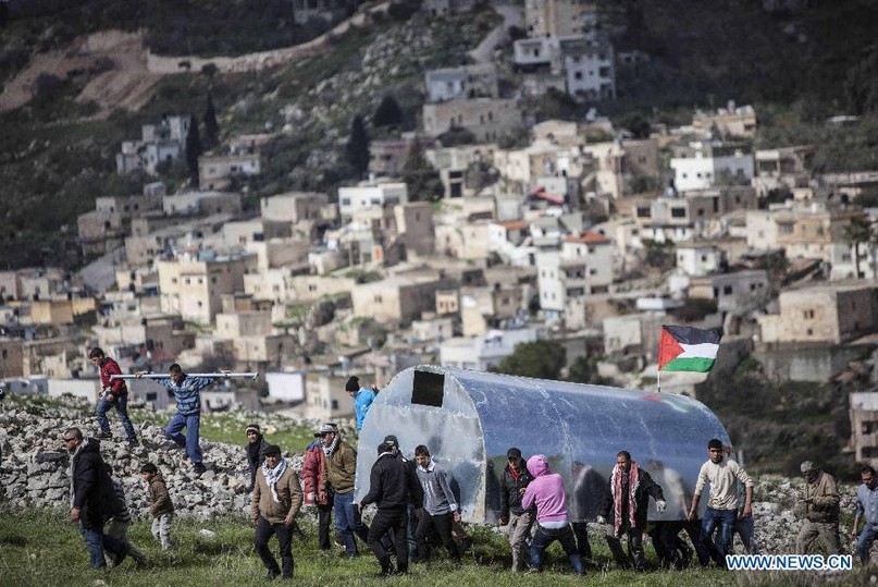 الجيش الإسرائيلي يفرق بالقوة فلسطينيين أقاموا قرية مصغرة لمواجهة الاستيطان شمال الضفة الغربية