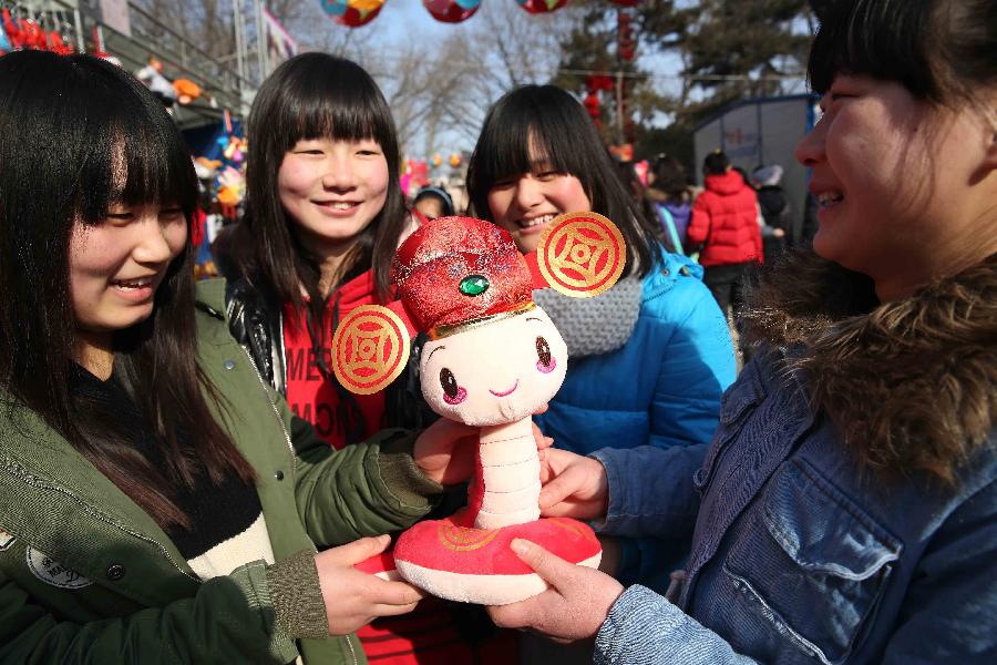 الناس يحتفلون بالسنة القمرية الجديدة في أنحاء الصين  (10)